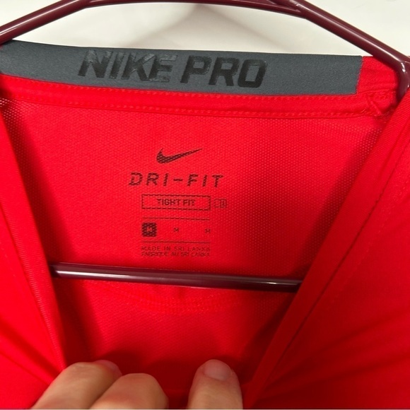 Nike Pro Men’s football Shirt Size Medium Red S/S Tight Fit - Picture 2 of 3